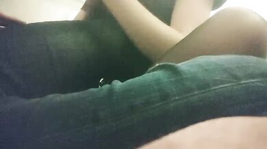 【山鸡岁月】一代炮王，完整版未流出，小少妇找到了生财之道，老公不在就上门，害羞不让看屄，可插可舔可抠 (1)